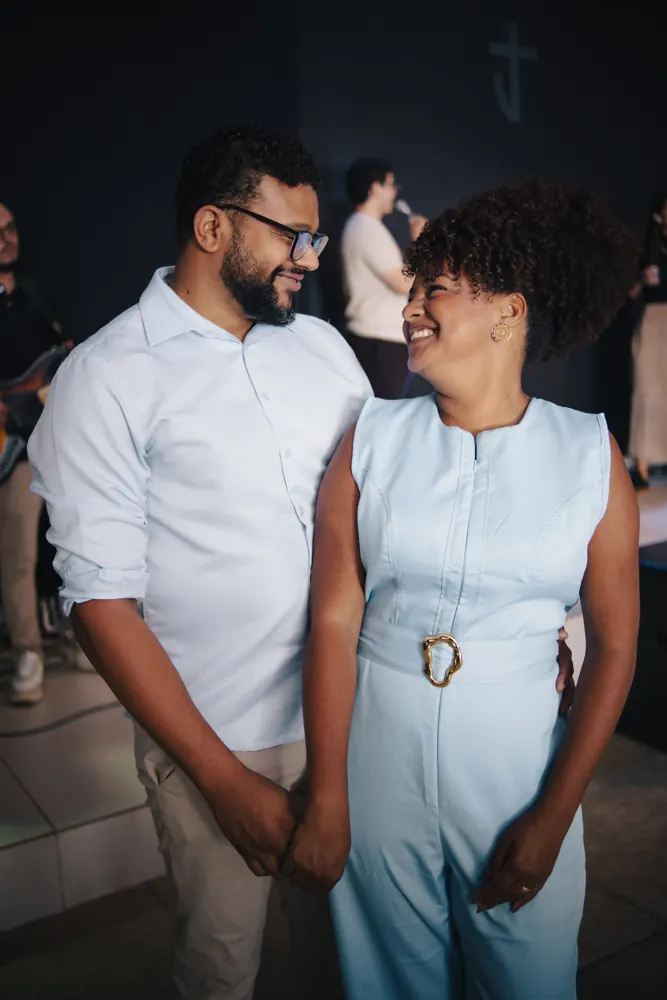 Casal da igreja sorrindo